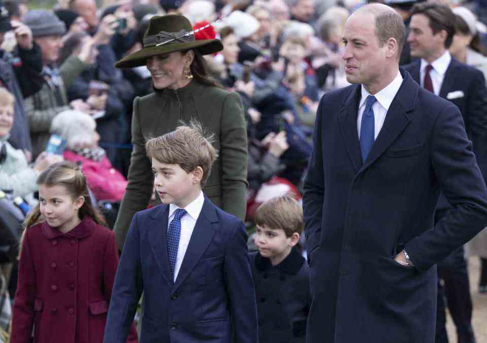 La famille Cambridge, le prince et la princesse de Galles avec leurs trois enfants, le prince George, la princesse Charlotte et le prince Louis, lors du service du jour de Noël à l'église St Mary Magdalene en 2022. (Getty Images)
