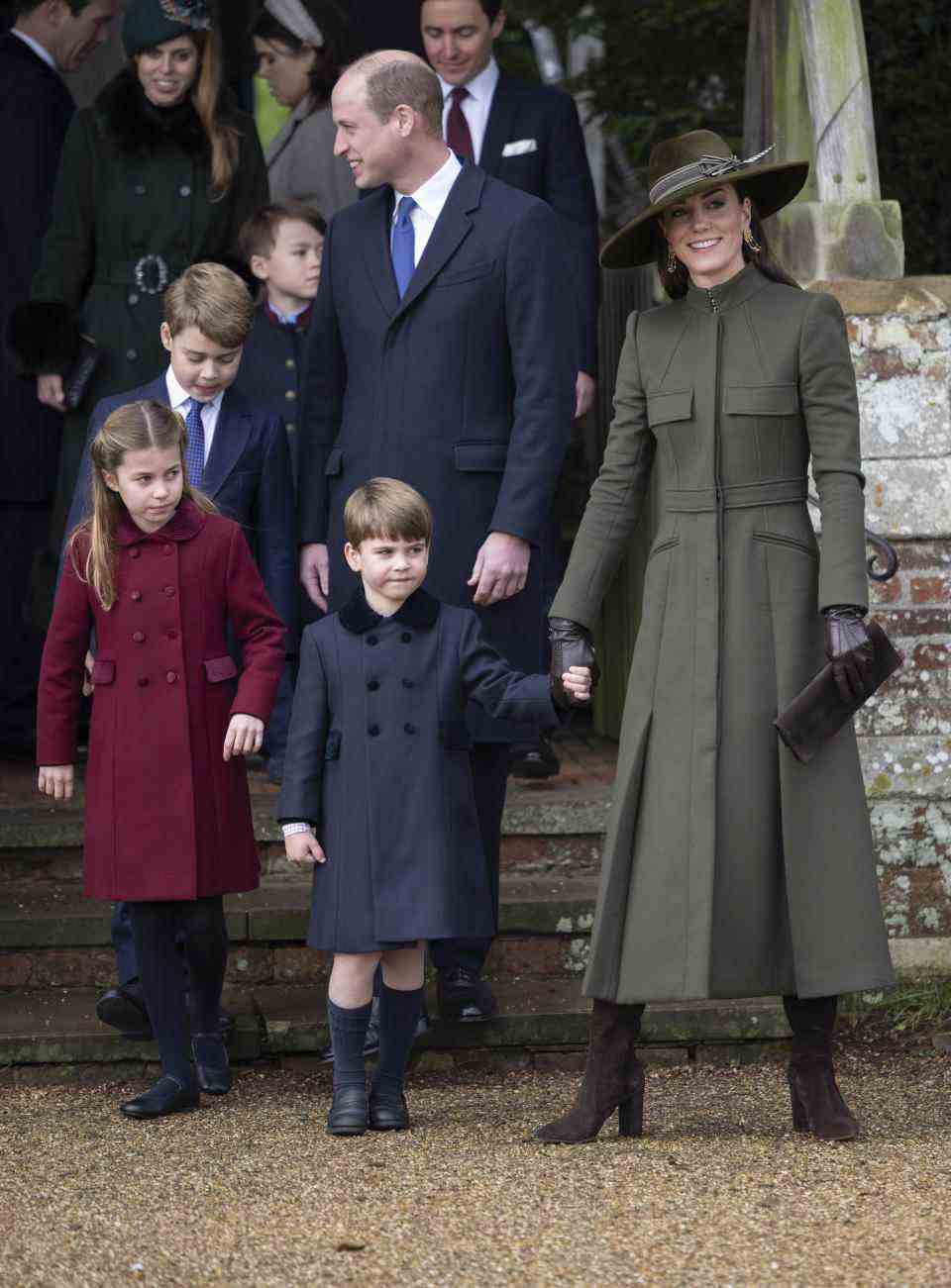 Le prince William, prince de Galles et Catherine, princesse de Galles avec le prince George de Galles, la princesse Charlotte de Galles et le prince Louis de Galles assistent au service du jour de Noël à l'église St Mary Magdalene 