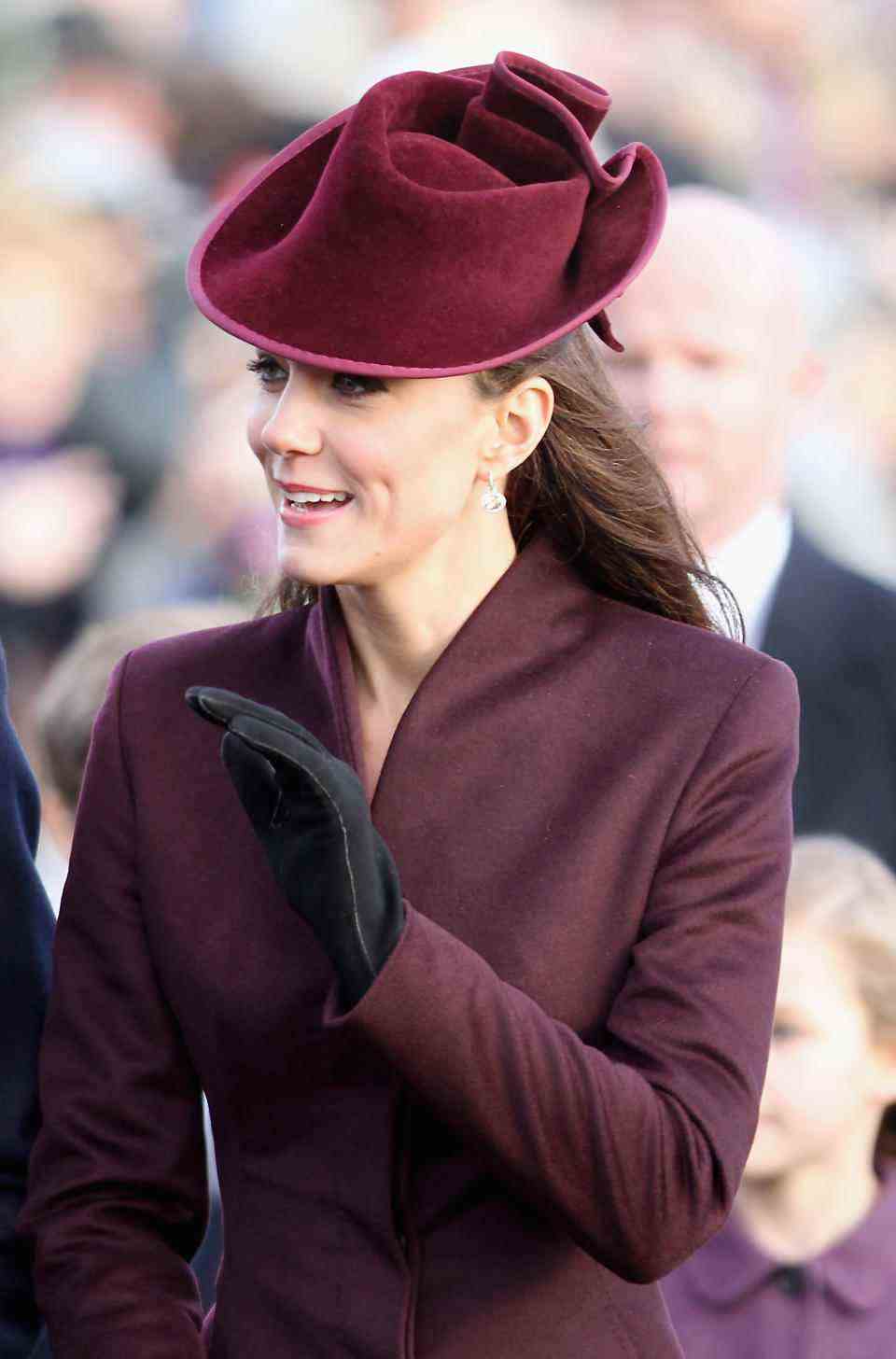 La princesse de Galles salue les sympathisants alors qu'elle se rend à l'église de Sandringham pour le service traditionnel du jour de Noël en 2011. (Getty Images)