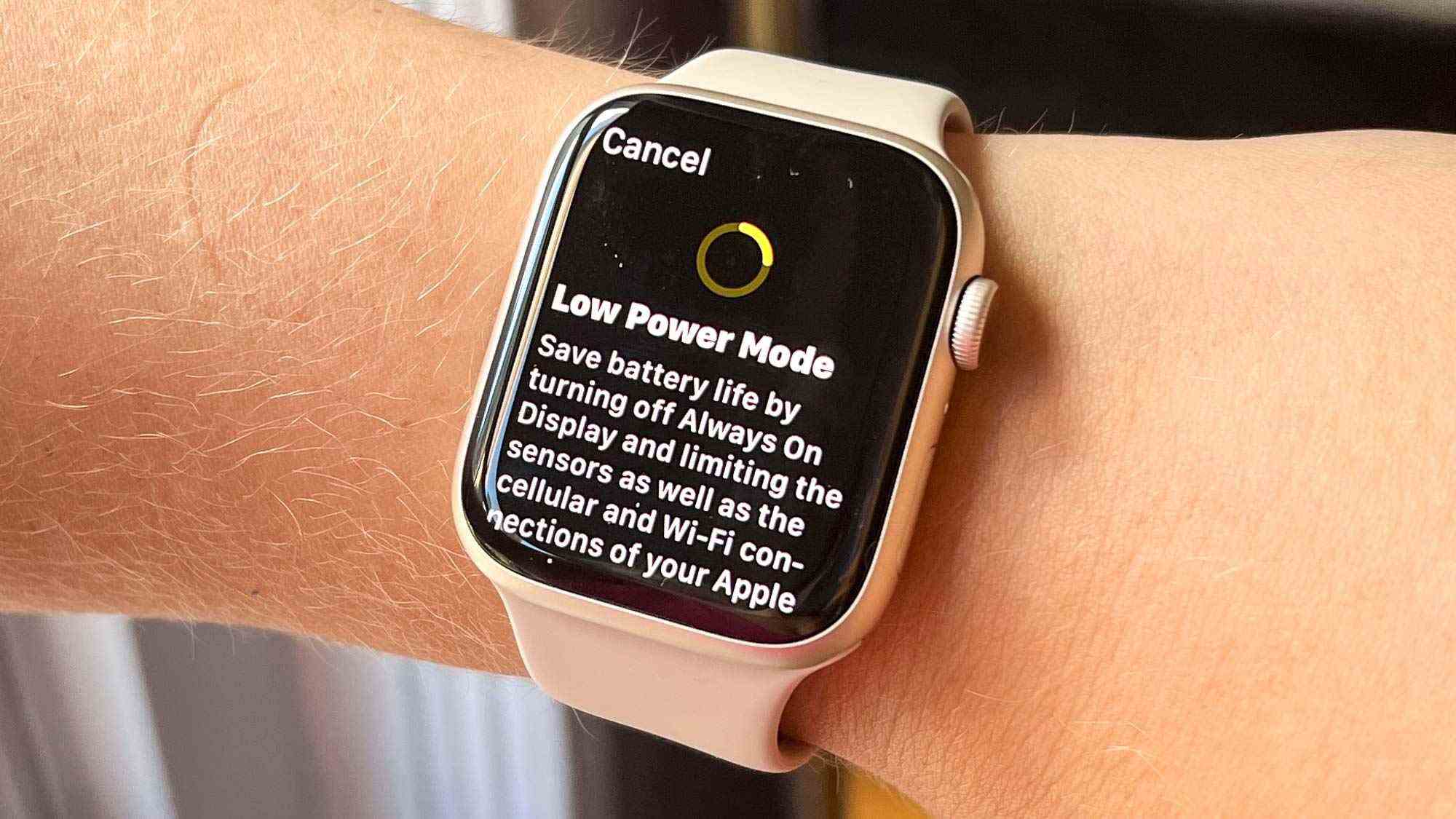 Apple Watch Series 8 montrée au poignet