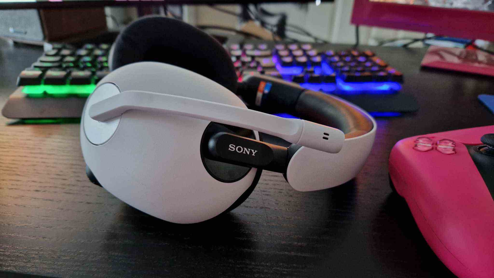 Image d'examen Sony Inzone H7 montrant un gros plan du côté gauche du casque avec la marque Sony et un micro rabattable