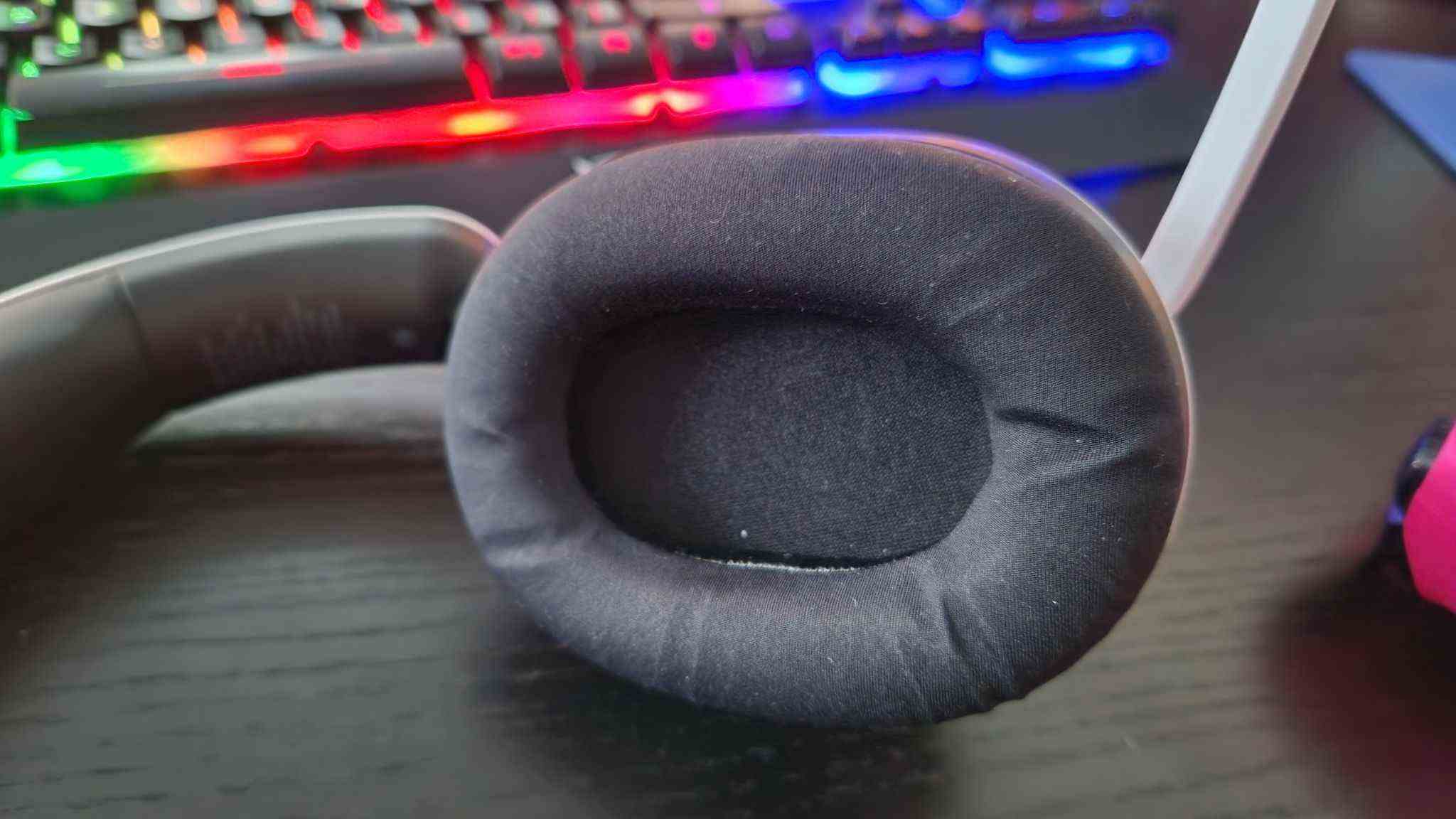 Image d'examen Sony Inzone H7 montrant les coussinets d'oreille en nylon moelleux et les haut-parleurs de 40 mm.