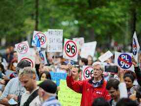 Des opposants anglophones à la loi québécoise sur la langue française, le projet de loi 96, manifestent au centre-ville de Montréal, en mai.