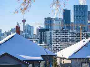 La ligne d'horizon de Calgary est vue de derrière certaines maisons de Bridgeland le mardi 8 novembre 2022.