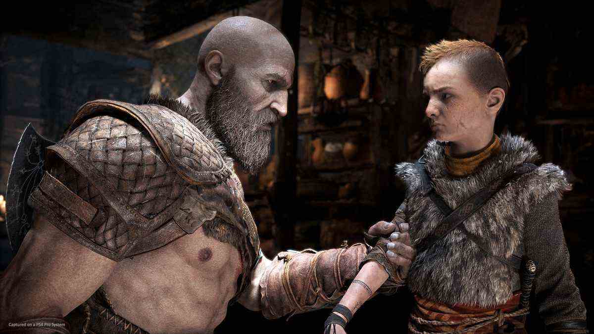 Kratos attrape Atreus par le bras dans God of War (2018)