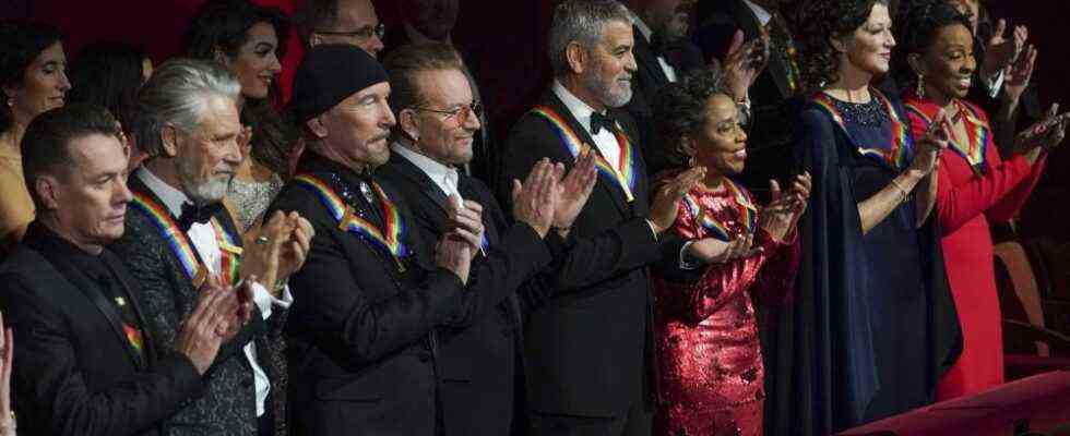 Critique télévisée « Kennedy Center Honors » : U2, George Clooney et Amy Grant maîtrisent leurs photos de réaction alors que d'autres stars font le salut.