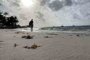 Une promenade sur la plage tôt le matin depuis The Sands Barbados.  Rita DeMontis/Toronto Sun
