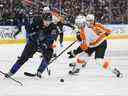 L'attaquant des Maple Leafs de Toronto Pontus Holmberg porte la rondelle devant le défenseur des Flyers de Philadelphie Cam York au cours de la troisième période au Scotiabank Arena.  