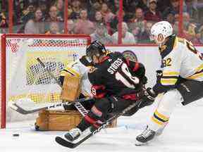 Le gardien des Bruins de Boston Jeremy Swayman effectue un arrêt sur un tir de Tim Stutzle des Sénateurs d'Ottawa en première période au Centre Canadian Tire.