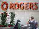Des piétons passent devant le surnom de Rogers Communications Inc. à Toronto.