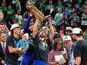 16 juin 2022 ;  Boston, Massachusetts, États-Unis ;  Le garde des Golden State Warriors Stephen Curry (30 ans) célèbre avec le trophée du championnat Larry O'Brien après que les Golden State Warriors aient battu les Boston Celtics lors du sixième match des finales NBA 2022 pour remporter le championnat NBA au TD Garden.  