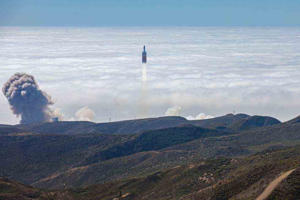 Cette vue de la fusée Delta IV Heavy de United Launch Alliance grimpant au-dessus du brouillard à la base aérienne de Vandenberg est peut-être ma photo de lancement préférée de 2022.