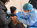 Un homme âgé reçoit un vaccin contre le COVID-19 à Qingzhou, dans la province chinoise du Shandong, le vendredi 16 décembre 2022.