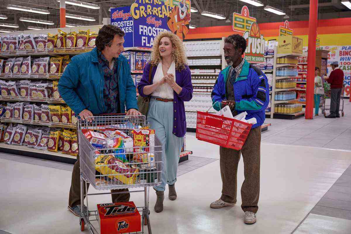 Adam Driver, Greta Gerwig et Don Cheadle discutent dans les allées d'un supermarché coloré des années 1980