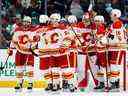 SEATTLE, WASHINGTON – 28 DÉCEMBRE: Les Flames de Calgary célèbrent leur victoire 3-2 contre le Seattle Kraken au Climate Pledge Arena le 28 décembre 2022 à Seattle, Washington.