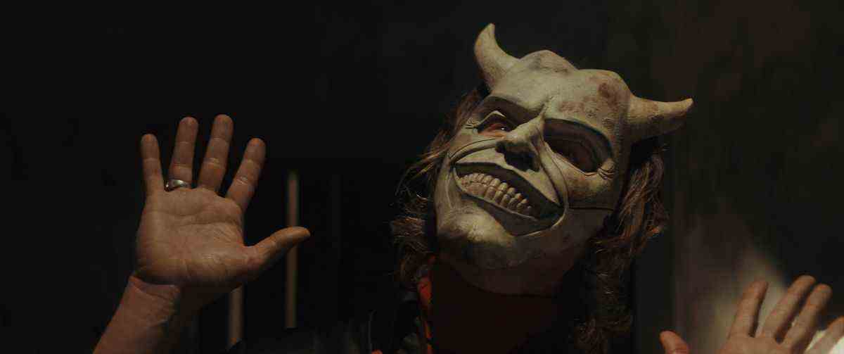 Ethan Hawke dans son masque de démon en tant que tueur d'enfants en série The Grabber dans The Black Phone