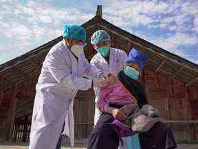 Une femme âgée reçoit un vaccin contre le COVID-19 à Danzhai, dans la province du Guizhou, dans le sud-ouest de la Chine, le 21 décembre 2022. Agence-France Presse