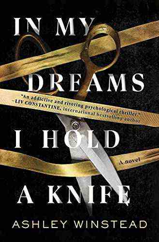 couverture de In My Dreams I Hold a Knife d'Ashley Winstead : le titre du livre en gros texte blanc, tissé entre le texte, trois brins de ruban doré et une grande paire de ciseaux coupant dedans