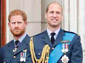 Le prince Harry et le prince William assistent à un défilé aérien pour marquer le centenaire de la Royal Air Force depuis le balcon du palais de Buckingham le 10 juillet 2018 à Londres.