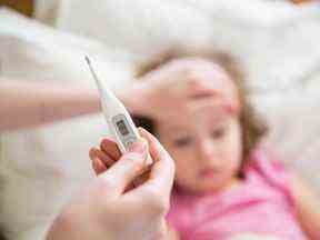 Les parents font face à une triple avalanche de grippe, de COVID-19 et de virus respiratoire syncytial (VRS).