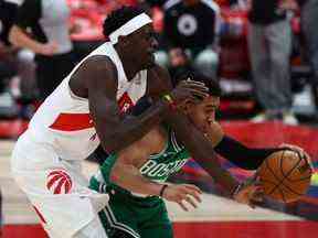 Le gardien des Boston Celtics Tremont Waters vole le ballon à l'attaquant des Raptors de Toronto Pascal Siakam au cours du premier quart à l'Amalie Arena.