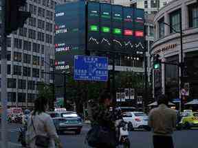 Une exposition géante d'indices boursiers, suite à l'épidémie de COVID-19, à Shanghai, en Chine.