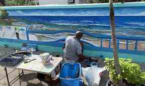 Un artiste de rue crée une belle image à la Barbade.  Rita DeMontis/Toronto Sun