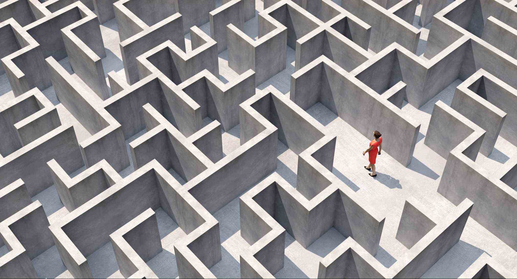 Femme d'affaires dans un labyrinthe complexe plein cadre