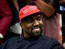 Kanye West sourit lors d'une réunion avec le président américain Donald Trump pour discuter de la réforme de la justice pénale à la Maison Blanche à Washington, États-Unis, le 11 octobre 2018. REUTERS/Kevin Lamarque/File Photo