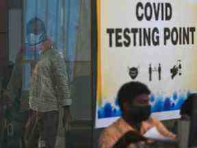 Un passager entre pour tester le coronavirus COVID-19, à son arrivée à l'aéroport international d'Anna à Chennai le 24 décembre 2022.