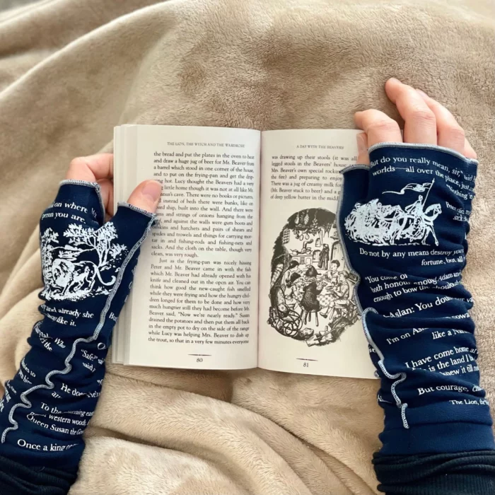 Mains dans des gants tenant un livre
