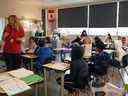 Un enseignant et des élèves dans une salle de classe à l'école Svend Hansen à Edmonton. 