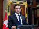 Le chef du Parti conservateur, Pierre Poilievre, s'exprimant devant la Chambre des communes sur la Colline du Parlement à Ottawa. 