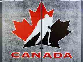Un logo de Hockey Canada est visible sur la porte d'une salle de réunion au siège social de l'organisation à Calgary, en Alberta, le dimanche 6 novembre 2022.