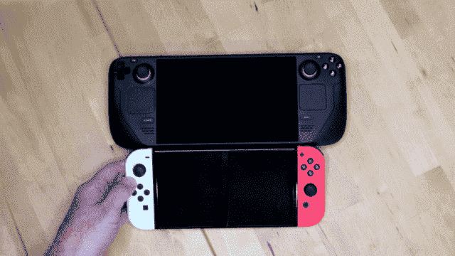 Comparaison de la taille du Steam Deck avec la Nintendo Switch.