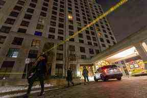 Une personne marche sous la ligne de police après une fusillade mortelle dans un immeuble en copropriété dans la banlieue de Toronto à Vaughan, Ontario, Canada le 19 décembre 2022. REUTERS/Carlos Osorio