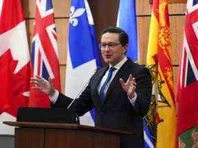 Le chef conservateur Pierre Poilievre s'adresse au caucus lors d'une réunion sur la colline du Parlement à Ottawa le mercredi 14 décembre 2022.