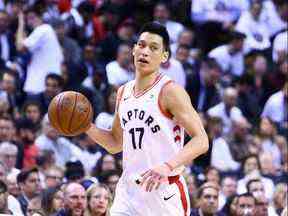 Jeremy Lin des Raptors de Toronto dribble le ballon lors du cinquième match du deuxième tour des séries éliminatoires de la NBA 2019 contre les 76ers de Philadelphie au Scotiabank Arena le 7 mai 2019 à Toronto.