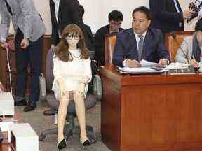 Le législateur Lee Yong-ju, qui a apporté une poupée sexuelle, prend la parole lors d'une inspection parlementaire à l'Assemblée nationale à Séoul, Corée du Sud, le 18 octobre 2019. La Corée du Sud a officiellement mis fin à l'interdiction d'importer des poupées sexuelles intégrales, mettant fin à des années de débat sur la mesure dans laquelle le gouvernement peut s'ingérer dans la vie privée.