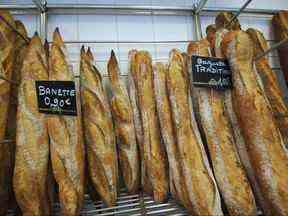 Cette photo d'archive prise le 27 août 2007 montre des pains baguette exposés dans une boulangerie de Caen, dans l'ouest de la France.