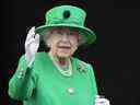 La reine Elizabeth II salue la foule lors du concours du jubilé de platine au palais de Buckingham à Londres, le dimanche 5 juin 2022, le dernier des quatre jours de célébrations marquant le jubilé de platine.