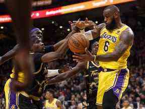 LeBron James des Lakers de Los Angeles attrape un rebond de Chris Boucher des Raptors de Toronto lors de la seconde moitié de leur match NBA à la Scotiabank Arena le 18 mars 2022 à Toronto, Canada.