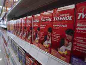 Le Tylenol pour enfants se trouve sur une étagère d'une pharmacie le 9 novembre 2022 à Ottawa.