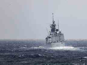 La frégate de classe Halifax de la Marine royale canadienne NCSM Vancouver (FFH 331) traverse le détroit de Taiwan avec le destroyer lance-missiles USS Higgins (DDG 76) lors d'un transit de routine le 20 septembre 2022.