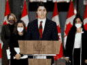 Le premier ministre Justin Trudeau avec la ministre des Affaires étrangères Mélanie Joly, la vice-première ministre Chrystia Freeland et la ministre de la Défense nationale Anita Anand lors d'une conférence de presse sur la situation en Ukraine, le 24 février 2022 à Ottawa.
