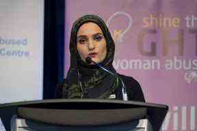 La conférencière principale Najwa Zebian s'adresse à plus de 700 personnes au London Abused Women's Centre International Women's Day Breakfast and Auction au London Convention Centre le 9 mars 2018. (Derek Ruttan/The London Free Press)