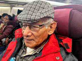 Le tueur en série français Charles Sobhraj est assis dans un avion au départ de Katmandou vers la France, le 23 décembre.