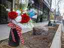 Un mémorial floral pour le joueur des London Knights Abakar Kazbekov est vu devant les Azure Condominiums au coin de Talbot Street et Dufferin Avenue.  (Derek Ruttan/The London Free Press)