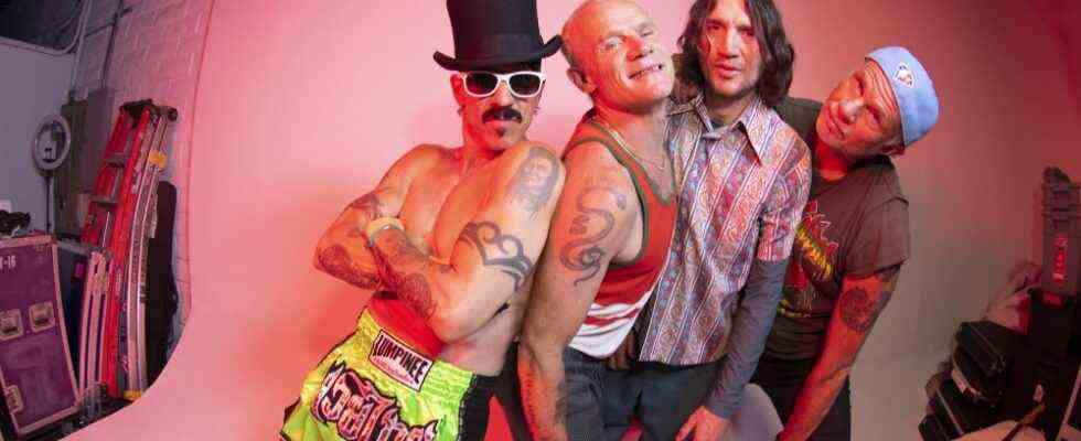 Les Red Hot Chili Peppers dévoilent leur tournée 2023 avec les Strokes, St. Vincent, les Roots, Iggy Pop et bien d'autres.