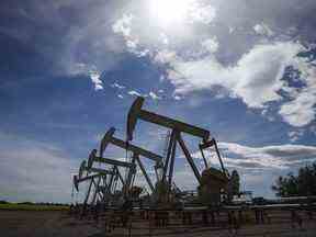 Des pumpjacks extraient du pétrole du sol près d'Olds, en Alberta, le 16 juillet 2020. Un nouveau rapport a révélé que la croissance des bénéfices des entreprises depuis la pandémie s'est concentrée dans un petit nombre de secteurs, secteurs où les prix à la consommation ont également augmenté le plus rapidement.